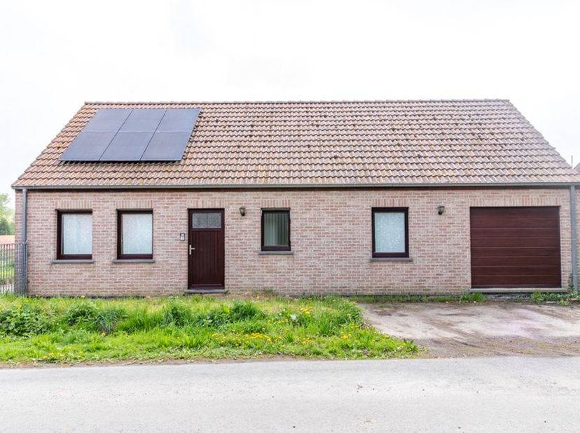 À Grandmetz, dans un cadre bucolique et au calme absolu, découvrez cette villa récente (2011) alliant confort moderne et performance énergétique (PEB