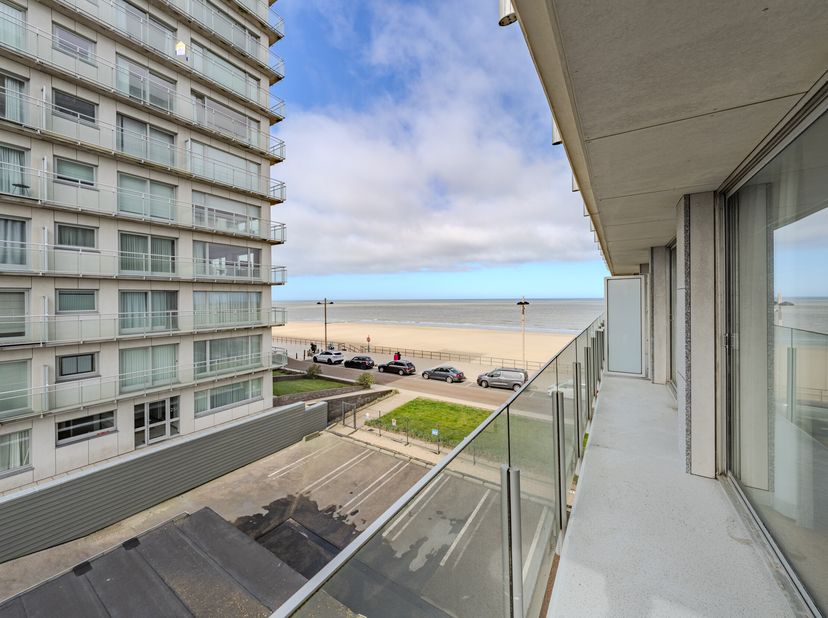 Zonnig appartement met 1 slaapkamer en zijdelings zicht op zee te koop te Middelkerke. U bevindt zich op de tweede verdieping van de goed onderhouden