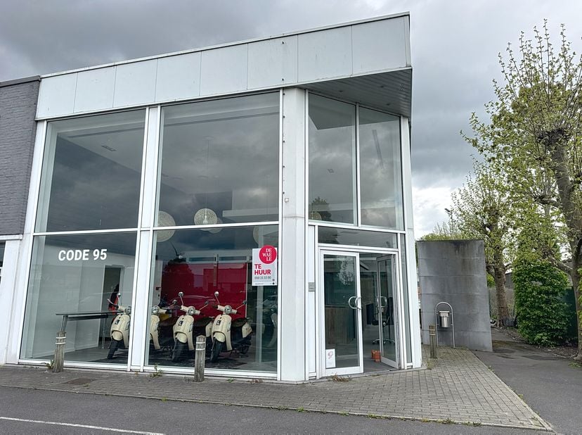 Ce spacieux entrepôt à louer de 130 m² est stratégiquement situé dans le Monnikenwerve, en plein cur du centre animé de Bruges, à deux pas du Pathoeke