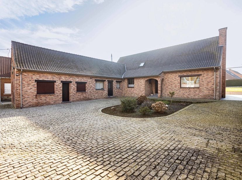 In de 1e vleugel op het gelijkvloers: inkom (met gastentoilet), ruime woonruimte en volledig ingerichte keuken. U vindt alsook een ruime slaapkamer me