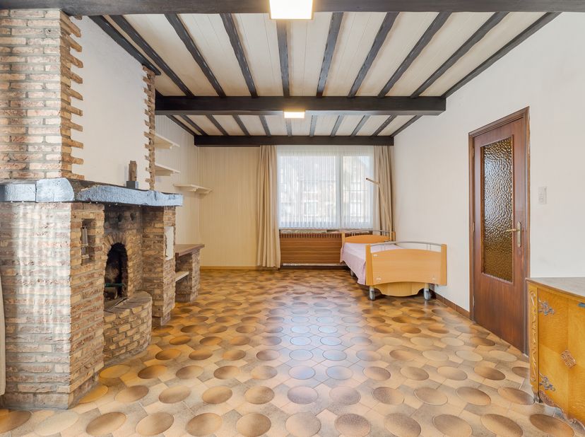 Découvrez ce confortable bâtiment mitoyen, situé sur un terrain d&#039;environ 7 hectares dans un quartier verdoyant et calme de Genk. &lt;br /&gt;
L&#039;emplacement