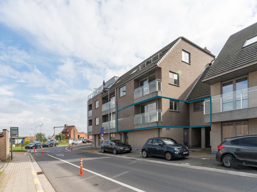 Ontdek dit zeer mooi appartement met 2 slaapkamers in Rumbeke.&lt;br /&gt;
De indeling is als volgt:&lt;br /&gt;
- Inkomhall&lt;br /&gt;
- Toilet&lt;br /&gt;
- 2 slaapkamers&lt;