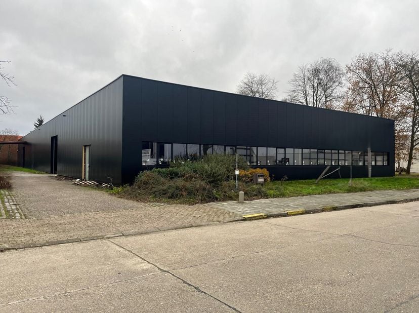 Volledig vernieuwd magazijn van ca. 2.100m² met 4 sectionaal poorten te Wilrijk.&lt;br /&gt;
Goed gelegen in de Industriezone Terbekehof op een perceel van