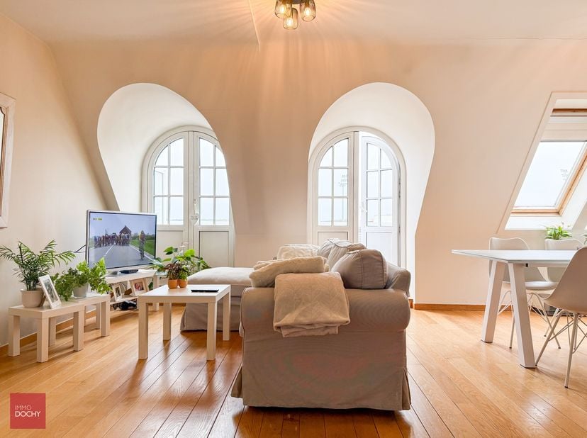 Bestaande uit een inkomhall, lichtrijke living met volledig ingerichte keuken, slaapkamer met badkamer op gelijkvloers, slaapkamer met badkamer en ber