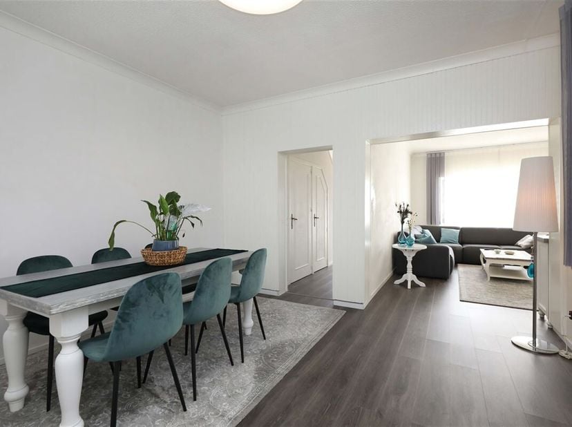 Ruime gemoderniseerde woning met 3 slaapkamers (mogelijks 4) en grote tuin van +- 10 are&lt;br /&gt;
Ligging :&lt;br /&gt;
+ Gelegen in een rustige straat met enk