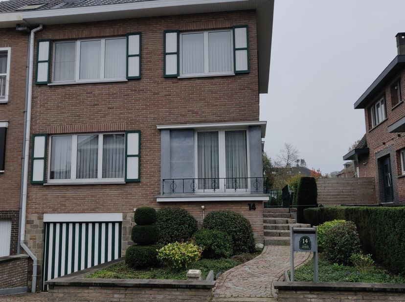Mooie driegevel in rustige doodlopende straat&lt;br /&gt;
Een mooi perceel met voortuintje, driegevelwoning en zuidoost gerichte tuin achteraan.&lt;br /&gt;
Garag
