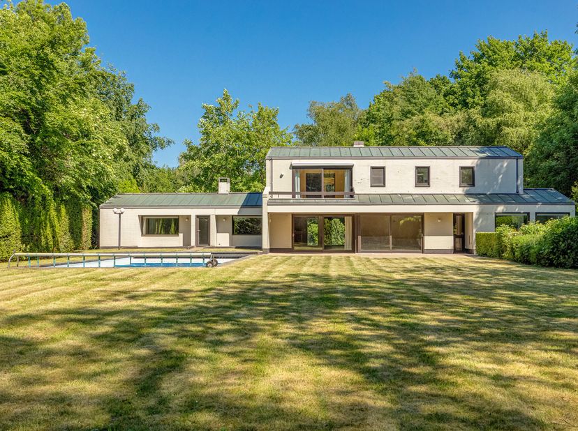 In de rustige en groene Kasteeldreef te Schilde vindt u deze ruime vrijstaande villa op een mooi perceel met zwembad, dubbele garage en veel potentiee