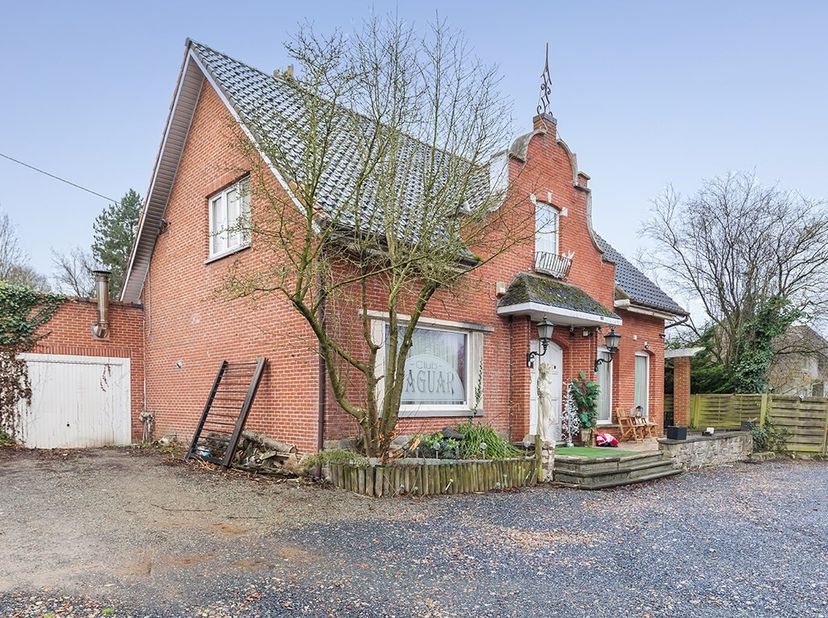 Vlakbij het Gouden Kruispunt treffen we dit pand aan op een terrein van ruim 12 are. Er is veel parkeergelegenheid en de villa heeft achteraan een omh