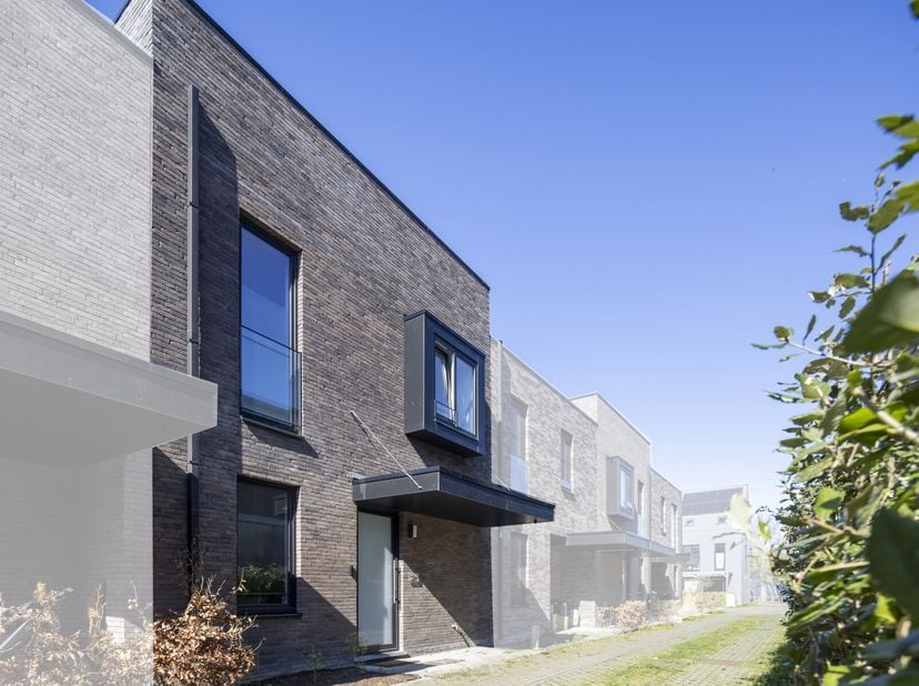 Cette maison moderne à énergie neutre datant de 2021 est située à Gand, à quelques minutes du centre d&#039;Evergem et bénéficie d&#039;un accès facile aux auto