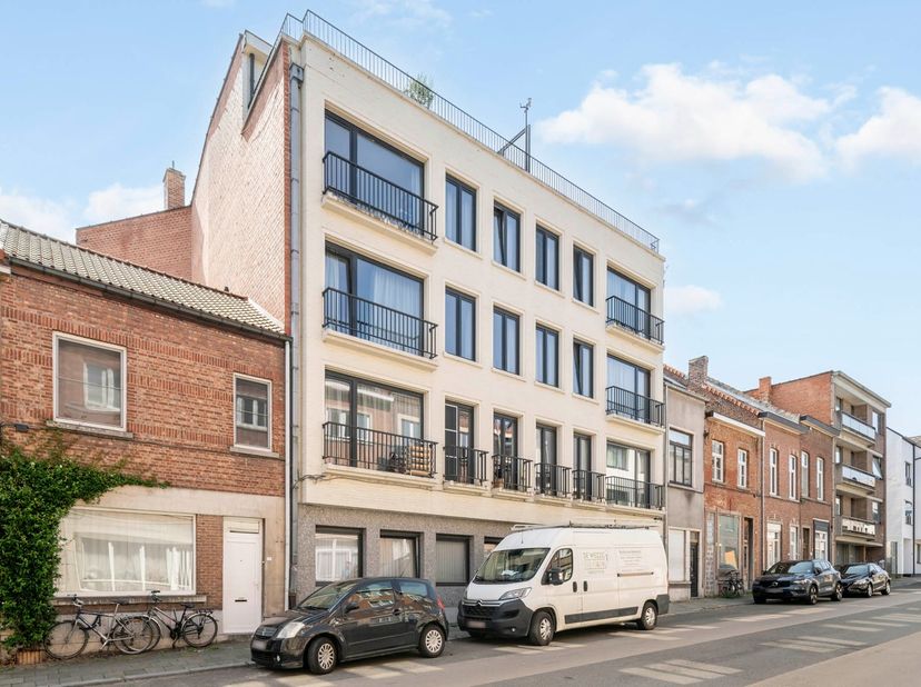 Deze leuke studio onderging in 2014 een totaalrenovatie met kwalitatieve materialen en een luxueuze afwerking. De studio is gelegen aan de achterkant