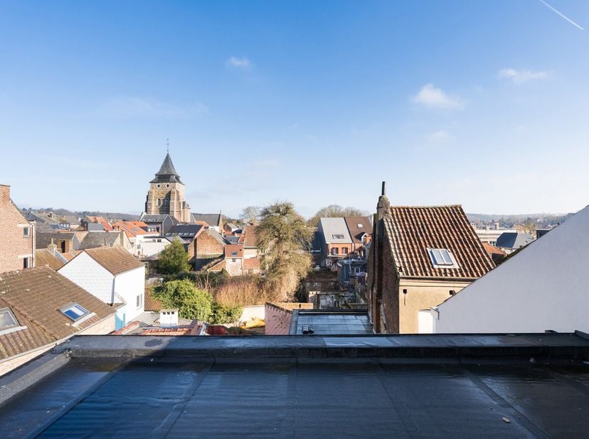 WAVRE - Dans une rue commerçante en plein cur de la ville et à proximité immédiate des transports en commun. Superbe APPARTEMENT DUPLEX (2ch/1sdb) rem