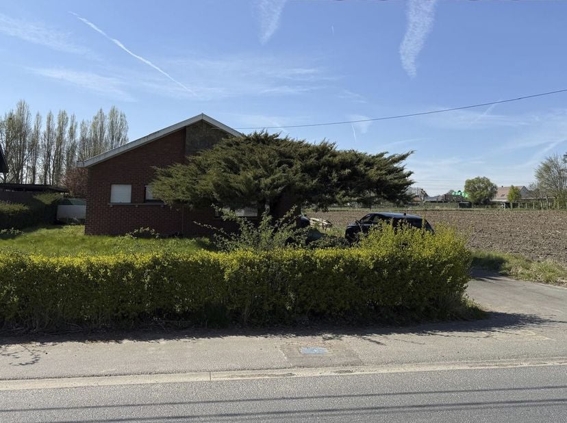 TE RENOVEREN WONING -  &lt;br /&gt;
 &lt;br /&gt;
Bungalow met ruime zongerichte tuin op grondoppervlakte van 1.720 m²!  &lt;br /&gt;
 &lt;br /&gt;
Landelijk gelegen nabij he