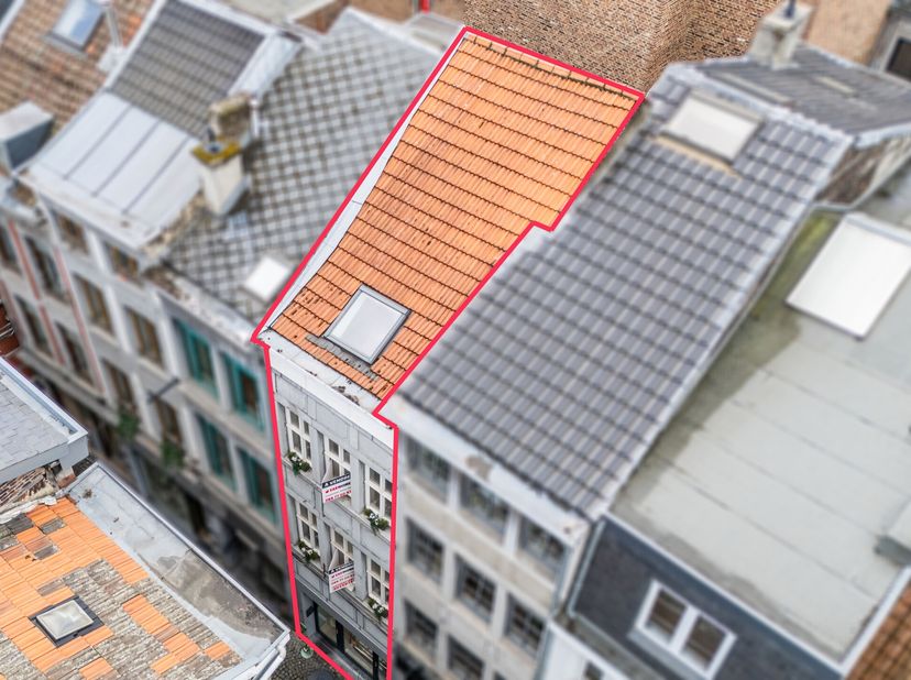 EasyHome a le plaisir de vous présenter cette maison de commerce et dhabitation idéalement située dans lhyper-centre de Liège, à deux pas de la Place