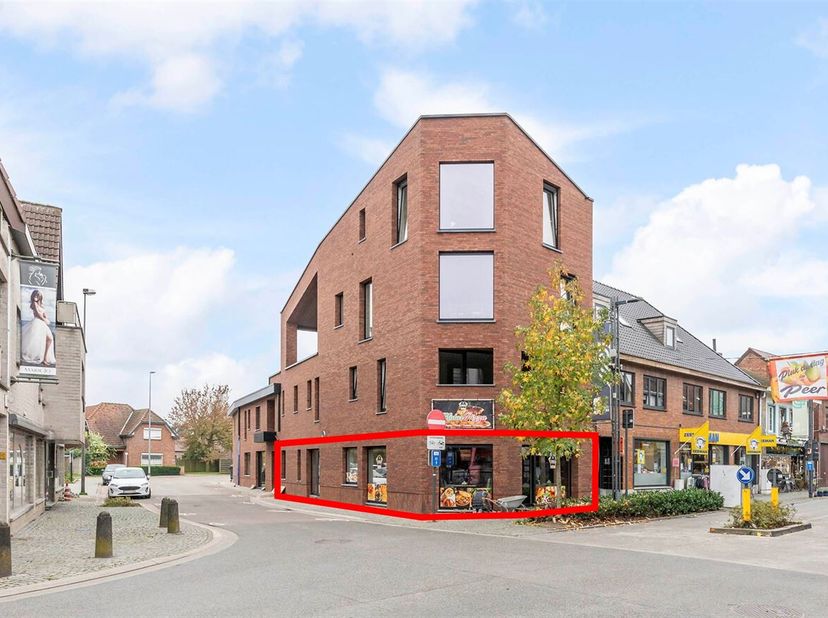 Bent u op zoek naar een veelzijdige commerciële ruimte op een toplocatie? Deze commerciële ruimte biedt u de perfecte combinatie van zichtbaarheid en