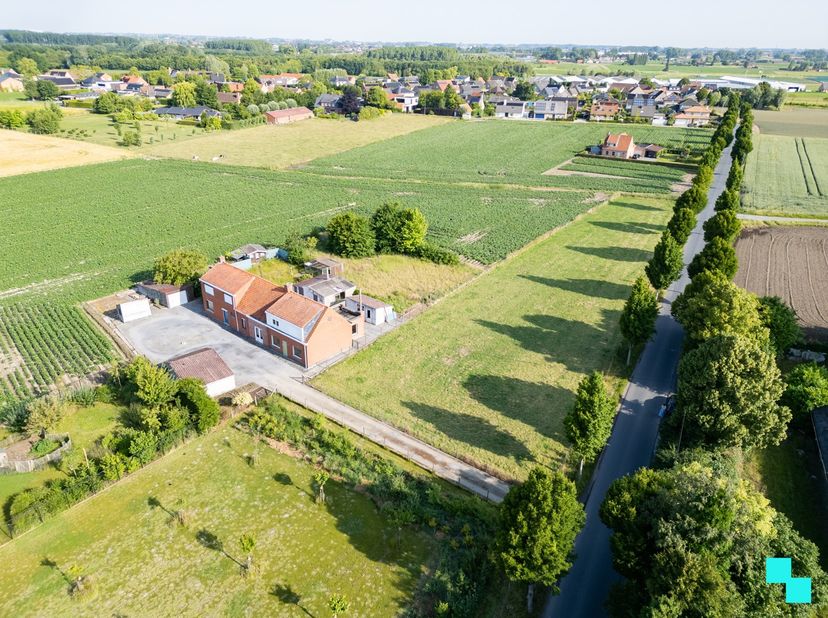 Af te breken /  compleet te renoveren dubbelwoonst, erg landelijk en groen gelegen op een perceel van maar liefst 4.897m² op de grens van Izegem met A