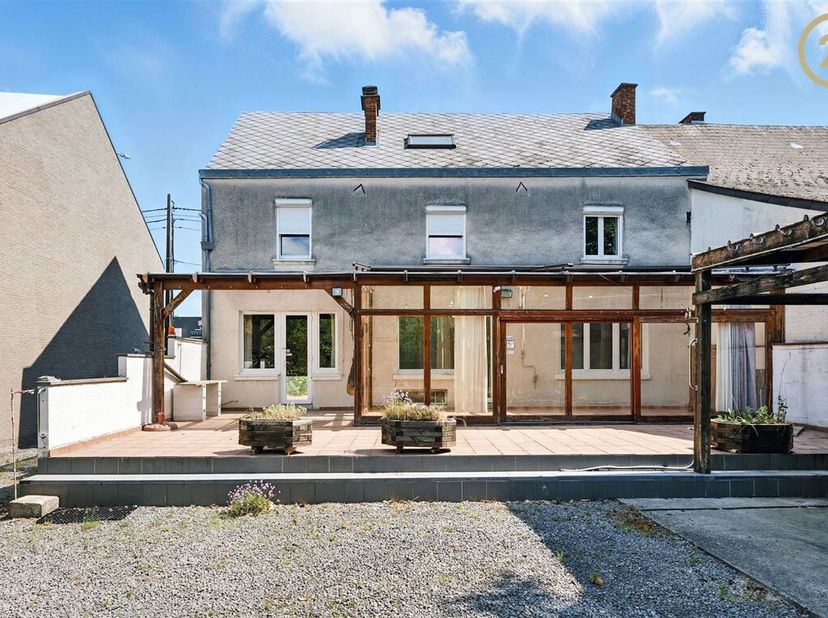 À vendre  Spacieuse maison 3 façades à Erpent  210 m² habitables avec jardin orienté sud-ouest&lt;br /&gt;
Située au coeur d&#039;Erpent, dans un environnement r
