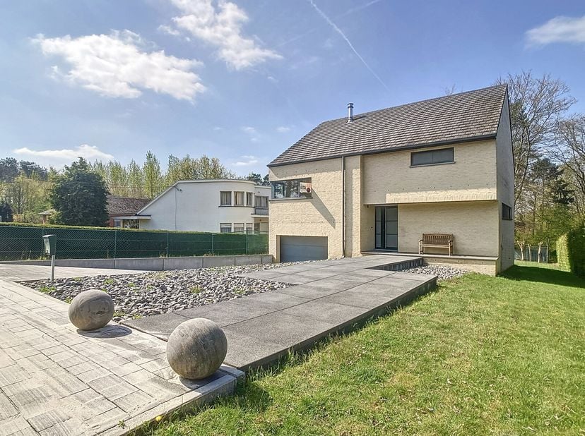 Ruime villa te huur in het hartje van Oud-Heverlee.&lt;br /&gt;
In het groene en charmante Oud-Heverlee staat deze karaktervolle villa te huur. Deze woning