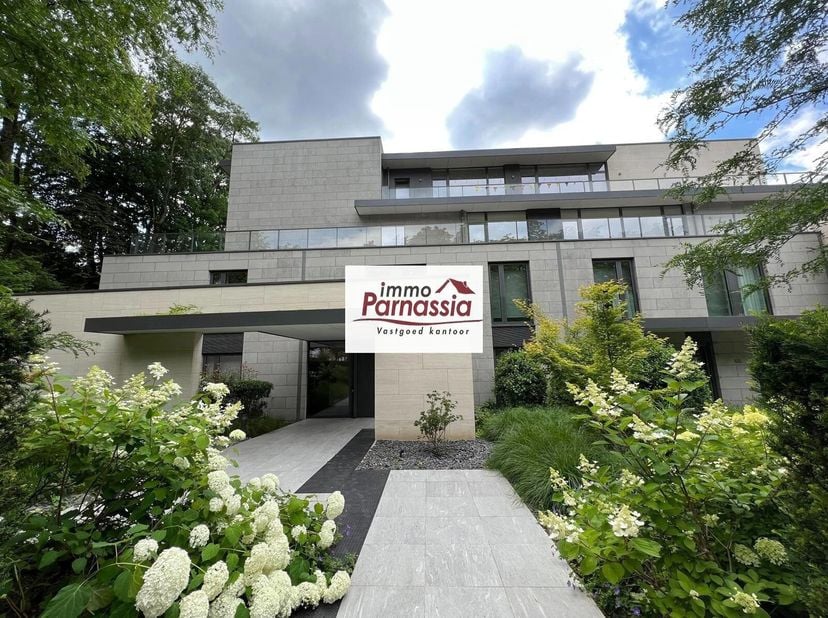 Magnifique appartement dans un immeuble récent et prestigieux,Séjour, cuisine américaine, entièrement équipée, débarras/buanderie équipée, terrasse sp