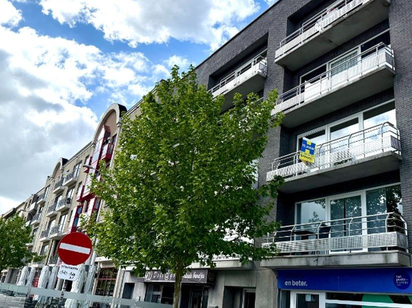 Appartement gelegen op de tweede verdieping.&lt;br /&gt;
&lt;br /&gt;
Omvattende ruime inkomhal, lichtrijke leefruimte met parketvloer en mooi zicht op de Markt,