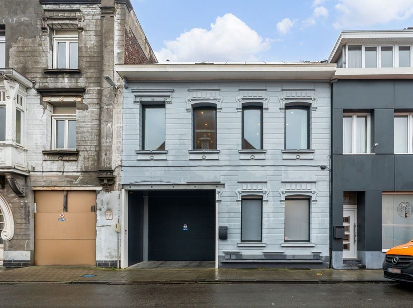 Ruim duplexappartement te huur in centrum Menen!&lt;br /&gt;
We komen binnen langs de inkomhal met een bergplaats op het gelijkvloers. Op het eerste verdiep