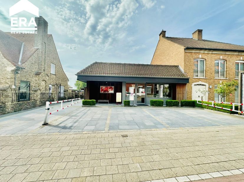 Découvrez ce spacieux bungalow à Wervik, situé sur un terrain de 523m² avec 149m² de surface habitable. Construit en 1970, ce bâtiment mitoyen offre b