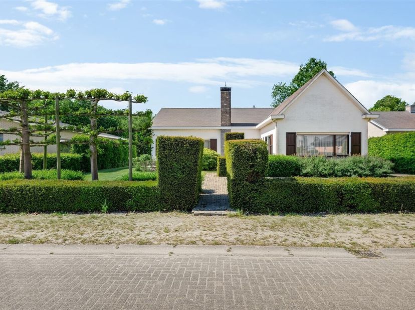 Verzorgde laagbouwvilla op een perceel van ruim 1 hectare, uiterst gunstig gelegen te Putte.&lt;br /&gt;
Deze knappe gezinswoning is gelegen op een ware A-l