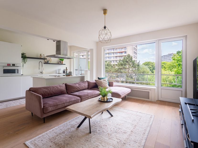Op absolute toplocatie aan de gekende Fruithoflaan bieden wij u dit instapklaar vernieuwde twee slaapkamer en één badkamer appartement aan. Het appart
