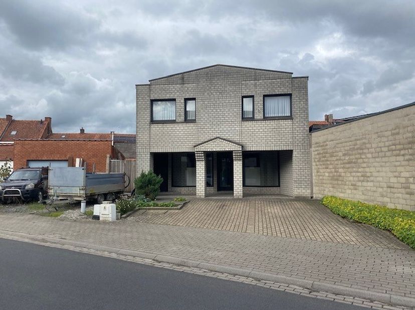Handelspand/winkel met woonst te MoorseleDeze bestaat uit : * Gelijkvloers: handelspand/winkel + stadstuin* 1ste verdiep : 2 slaapkamers, badkamer, ap