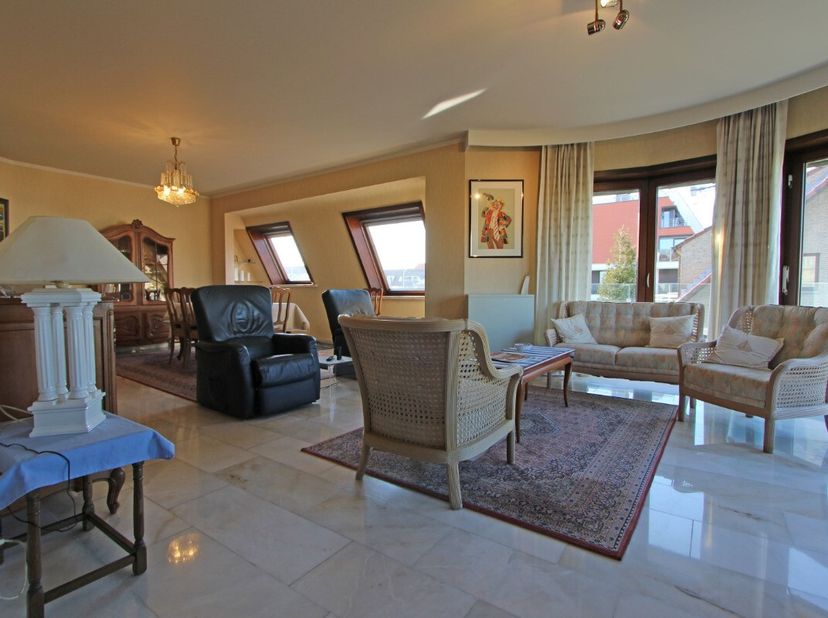 Nieuwpoort : Te huur nabij de vaargeul, zonnig hoekappartement met ruim terras.Instapklaar, ruim hoekappartement (110m²) met 2 slaapkamers, gelegen na