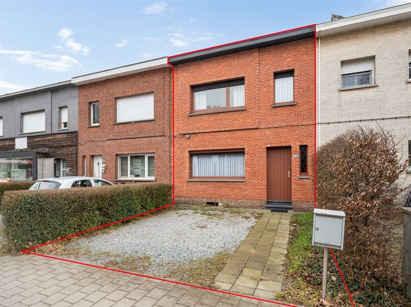 Te renoveren eengezinswoning met vier slaapkamers en tuin&lt;br /&gt;
Ligging:&lt;br /&gt;
Deze woning aan Bredestraat 17 in Hemiksem geniet van een strategische
