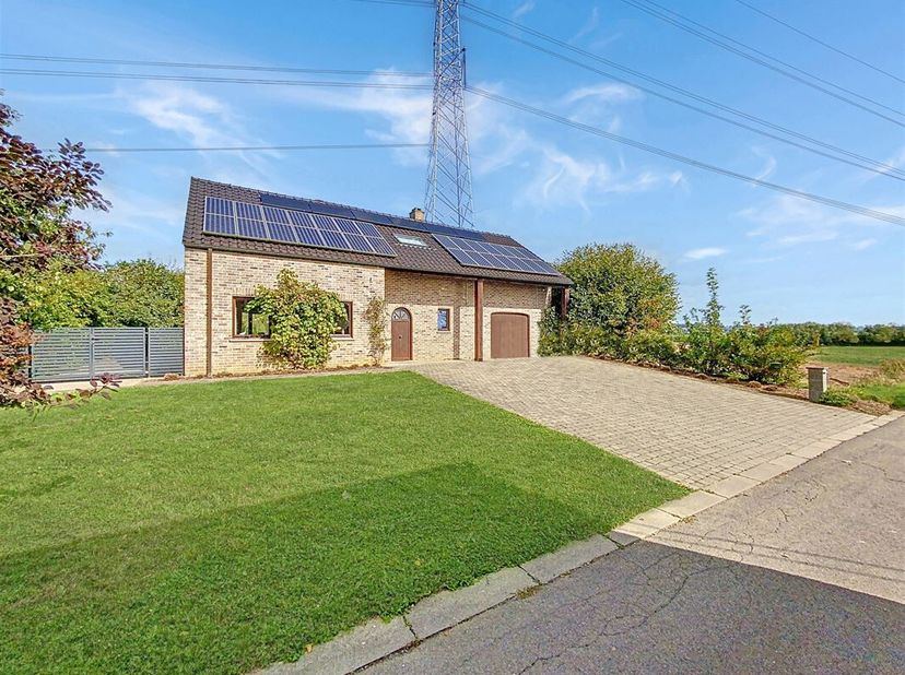 OPTION - INNOV&#039;EXPERT immobilière vous invite à venir découvrir cette vaste propriété de +/- 300 m2 au total, idéalement située au bout d&#039;une rue calm