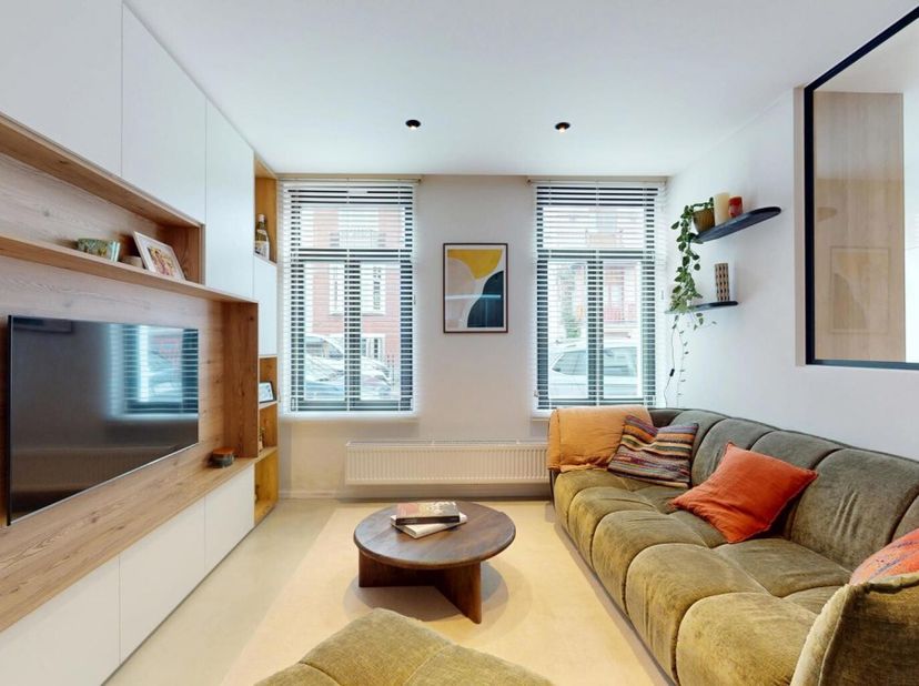 Idéalement située à et entièrement rénovée en 2024, cette charmante maison allie confort moderne et aménagements sur mesure.&lt;br /&gt;
Le RDC vous accueil