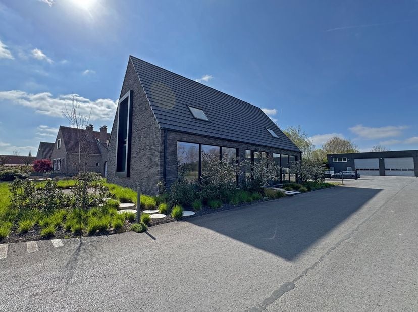 Modern en hoogwaardig afgewerkt kantoorgebouw van 480 m², inclusief 80 m² archiefruimte, gelegen op een strategische locatie met vlotte verbindingen n