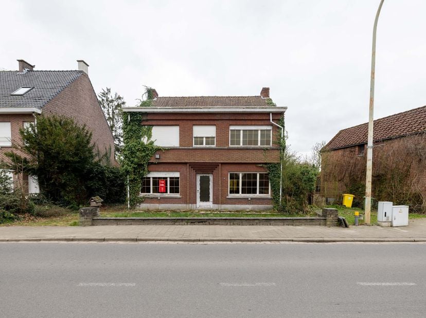 LOT 1 - CENTRAAL GELEGEN WONING &lt;br /&gt;
 &lt;br /&gt;
Te renoveren.  &lt;br /&gt;
Met een oppervlakte van 799m².  &lt;br /&gt;
Wg, Gvg,  verkaveling 5/8/2024, gemeenteli