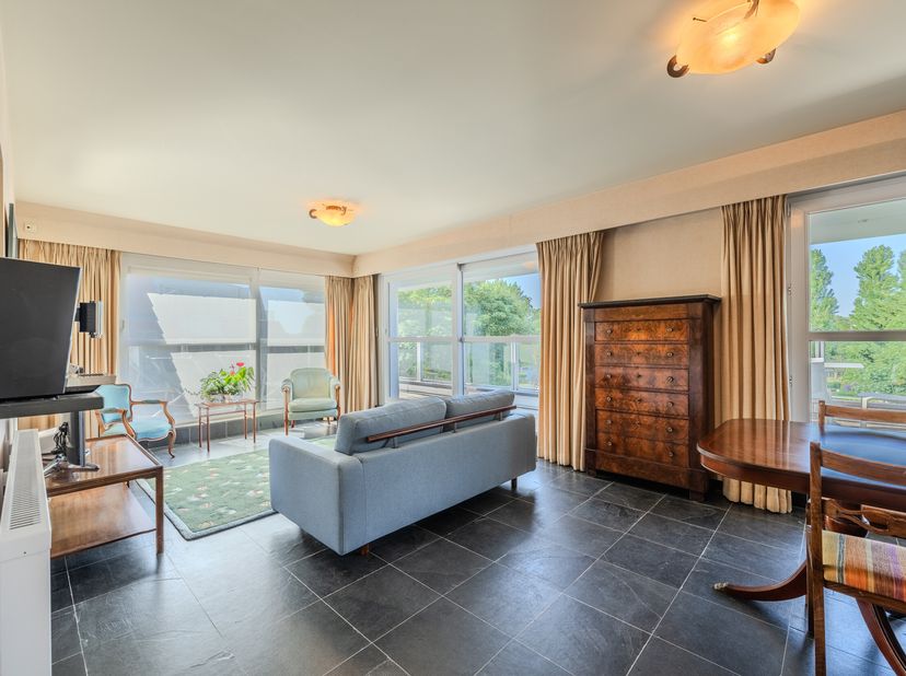 Appartement prêt à emménager à vendre à Nieuport, situé aux deuxième et troisième étages de la résidence Delvaux. Rangement privé et local à vélos com