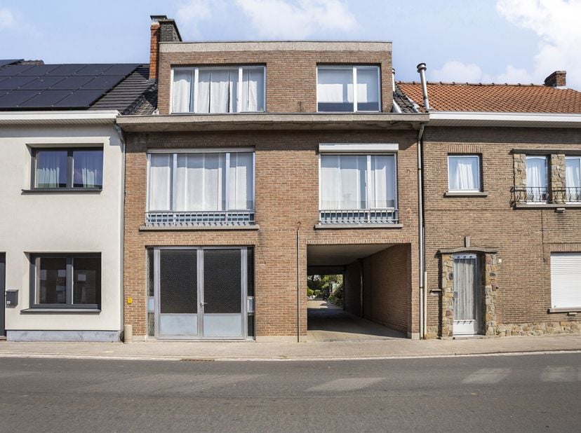 Dit huis wordt te koop aangeboden in de Kortbroekstraat, dichtbij het centrum van Vrasene.&lt;br /&gt;
Het huis is momenteel opgesplitst in de bel-etage won