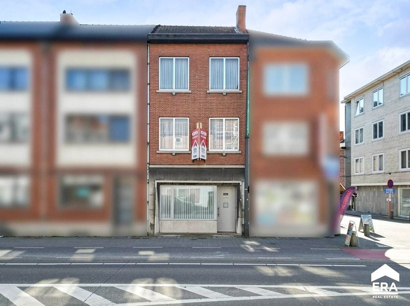 Bijzonder ruime, te renoveren stadswoning met 3 (mogelijks 4) slaapkamers op 3 minuten wandelen van het gerechtsgebouw en het station en op 5 minuten