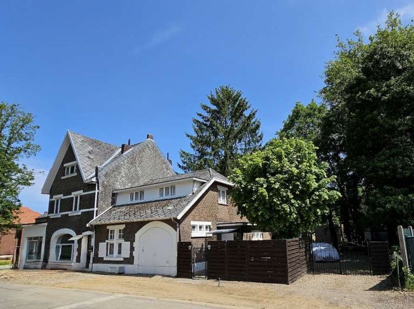 Deze te renoveren woning met bouwgrond zijn gelegen op een perceel van 10 are 81 ca&lt;br /&gt;
De verkaveling naar 2 HOB is recent goedgekeurd door de Stad