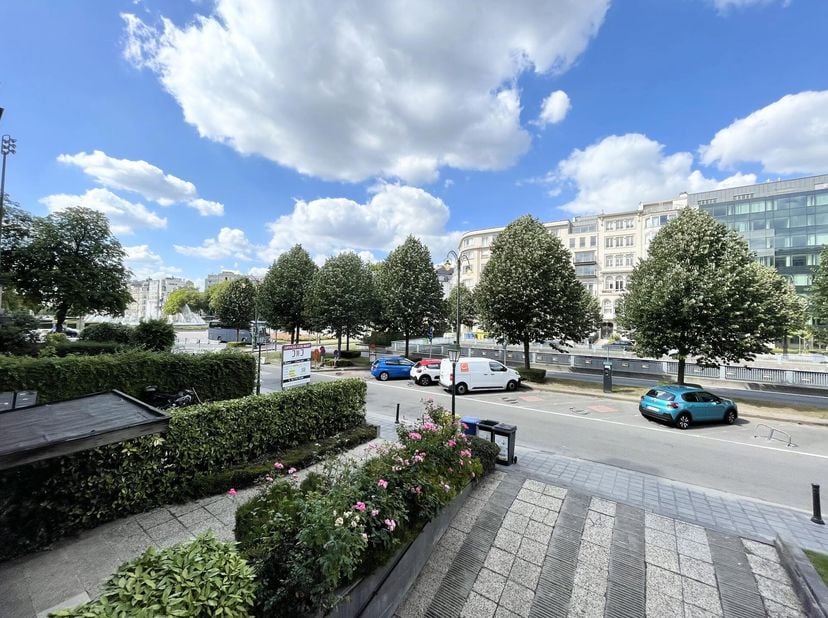 WOLUWE-SAINT-PIERRE, vlakbij Montgomeryplein. Schitterend appartement van 210m² (3 slpk/2bad) met terras op het zuiden en garage. Gelegen op de 1ste v