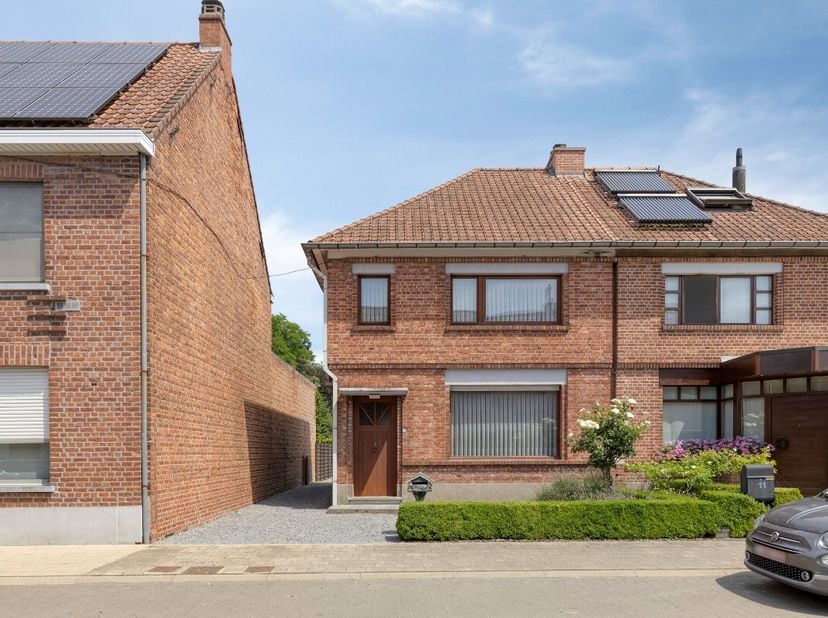 In de rustige Galgestraat in Waregem, op een steenworp van het bruisende stadscentrum en met een vlotte verbinding naar belangrijke invalswegen, bevin