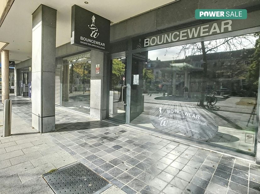Handelspand op het gelijkvloers van ca. 207 m² te koop. Het pand heeft een commerciële ligging dankzij de Veemarkt en het nabij gelegen shoppingcenter