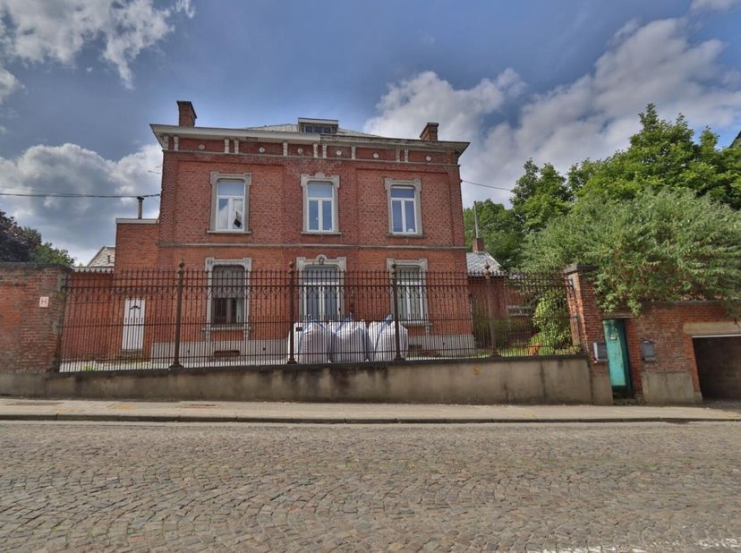 Dans le cur de la ville de Morlanwelz, nous vous proposons ce bel appartement de +- 124 m², dans une petite copropriété (3 propriétaires). Il est situ