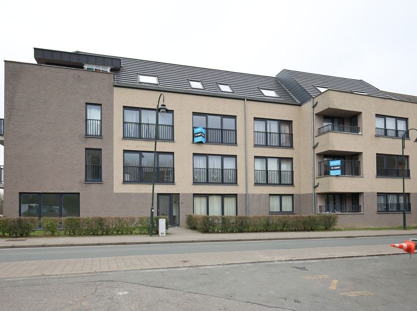 Dans un immeuble récent de 2014, très bien situé au premier étage à droite dans le bâtiment, appartement de 2 chambres comprenant un séjour avec cuisi