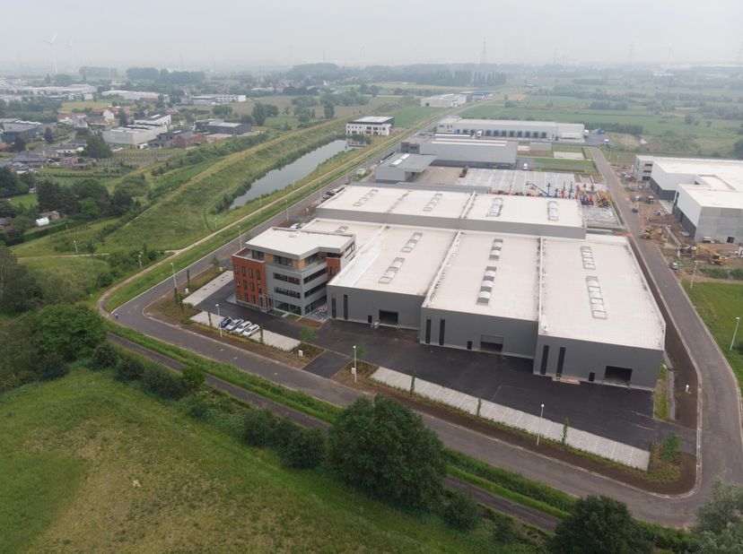 Ce spacieux entrepôt est situé dans la zone industrielle de Grote Nest à Evergem, sur le canal Gand-Terneuzen. Sur les 8 370 m² d&#039;entrepôts neufs, 1 4
