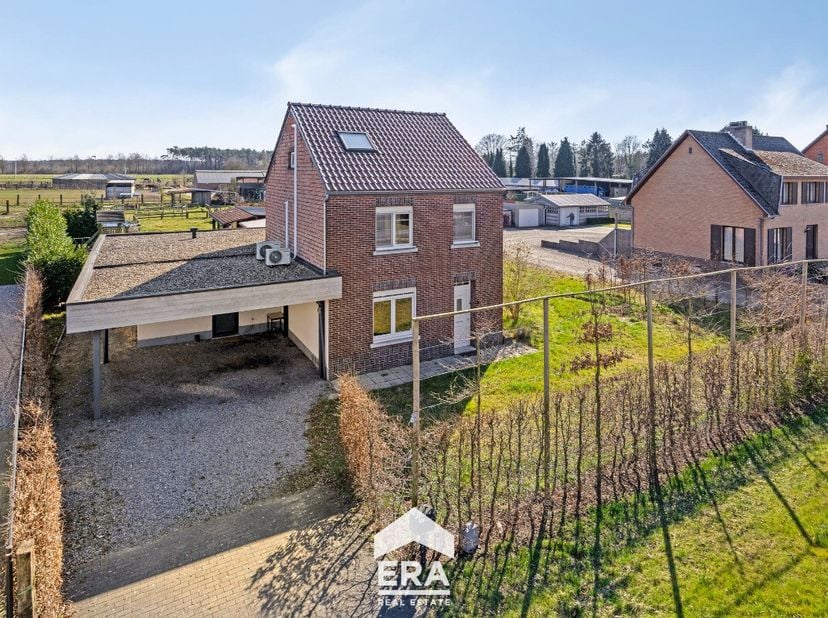 Deze volledig gerenoveerde, instapklare woning in hartje Meeuwen biedt ruimte, comfort en tal van mogelijkheden. Ideaal voor gezinnen, zelfstandigen d