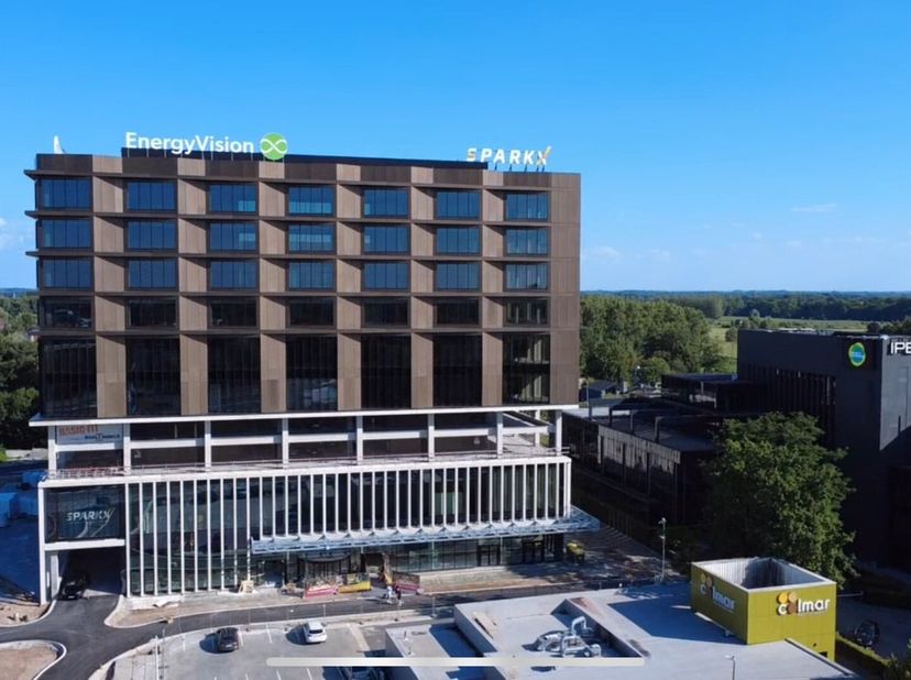 636m² nieuwbouw kantoren (opsplitsbaar vanaf 300m²) in groot complex met mix van kantoren, winkels en sportaccommodatie&lt;br /&gt;
Ligging: aan drukke verk