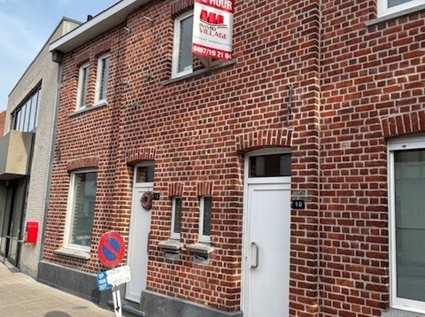 Centraal gelegen leuke gezinswoning in centrum Dadizele. Indeling: inkomhall, afzonderlijk toilet, badkamer met lavabomeubel en douche, technische ber