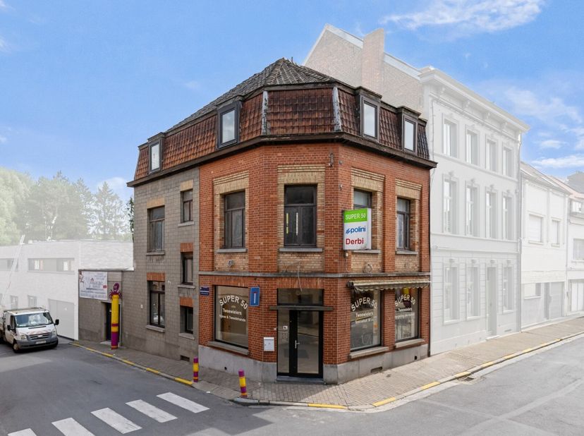Dit handelspand met woonst biedt een unieke kans voor ondernemers en investeerders die op zoek zijn naar een eigendom op een toplocatie in het hart va