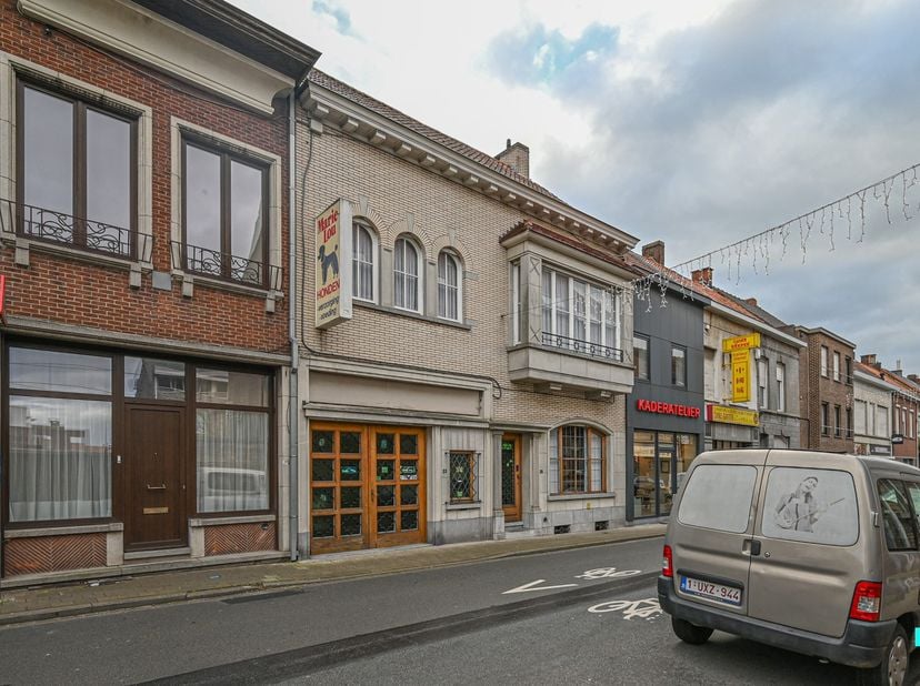 Ontdek deze karaktervolle burgerwoning in hartje Izegem, beschikkende over onder andere zes slaapkamers, een inpandige garage, een fantastische stadst