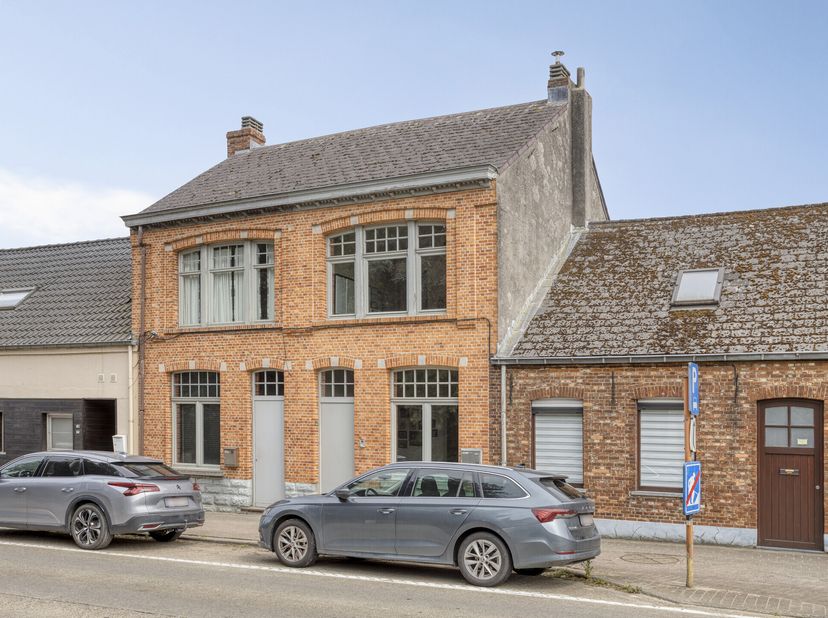 Zeer charmante, gerenoveerde woning, met aangelegd en omheind tuintje en autostaanplaats achteraan de tuin. Deze woning werd in 2014 volledig gerenove